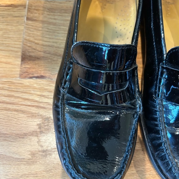 Cole Hasn’t Stylish Black Patented Leather Loafers 👞 - Picture 2 of 7